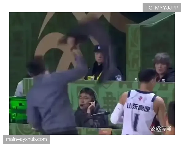 篮球场上出现争议时,裁判协商判罚流程如何一步步执行? 篮球场上出现争议时,裁判协商判罚流程如何一步步执行?