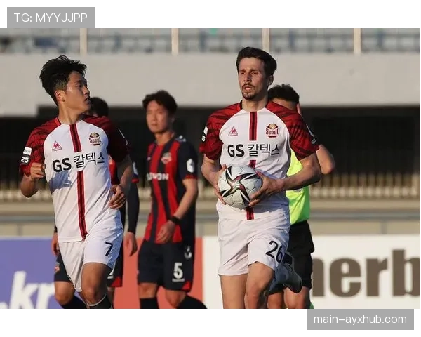 首尔FC连续不胜遭遇防守松散问题,近期比赛失球率攀升影响排名稳固。 首尔FC连续不胜遭遇防守松散问题,近期比赛失球率攀升影响排名稳固。